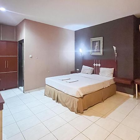 Urbanview Trisula Hotel Makassar Exterior photo