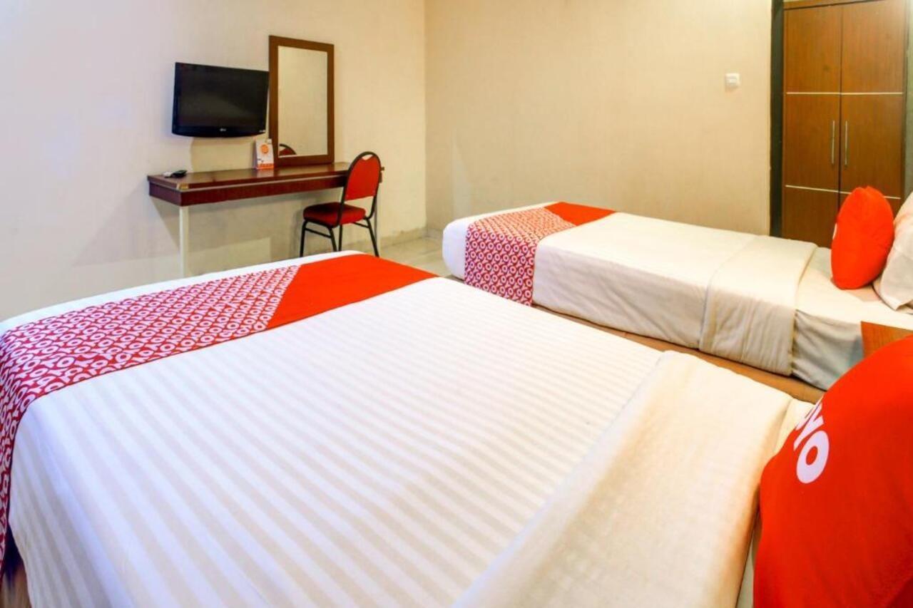 Urbanview Trisula Hotel Makassar Exterior photo