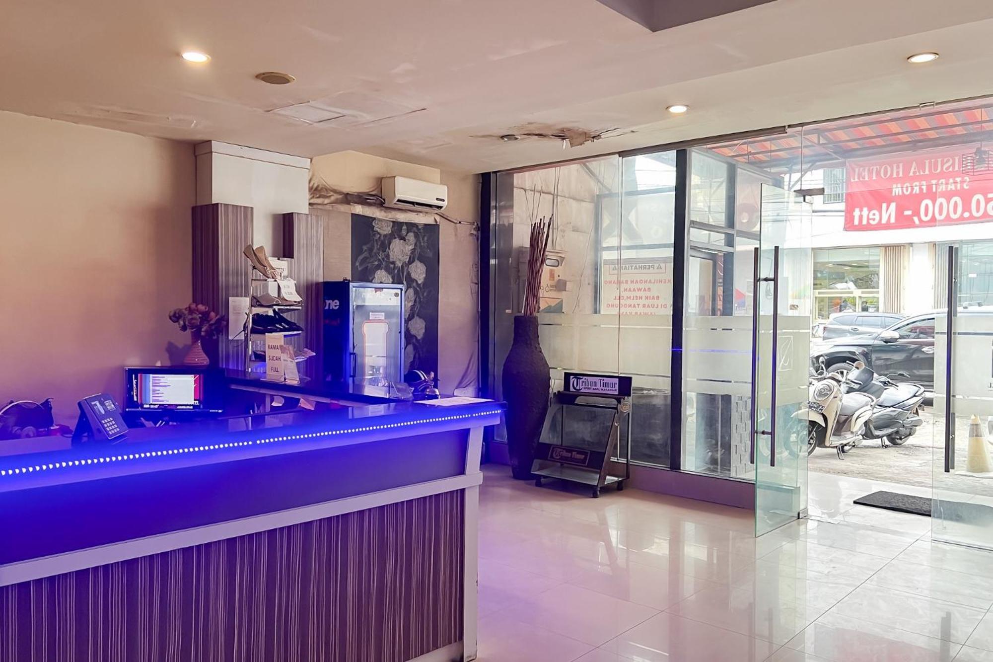 Urbanview Trisula Hotel Makassar Exterior photo