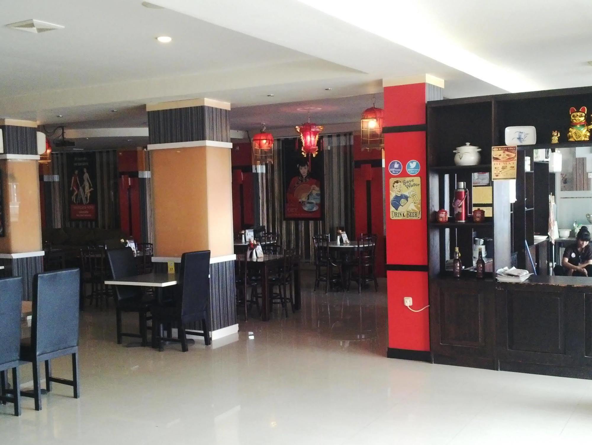 Urbanview Trisula Hotel Makassar Exterior photo