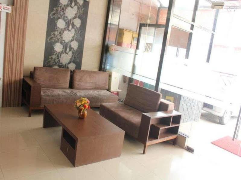 Urbanview Trisula Hotel Makassar Exterior photo